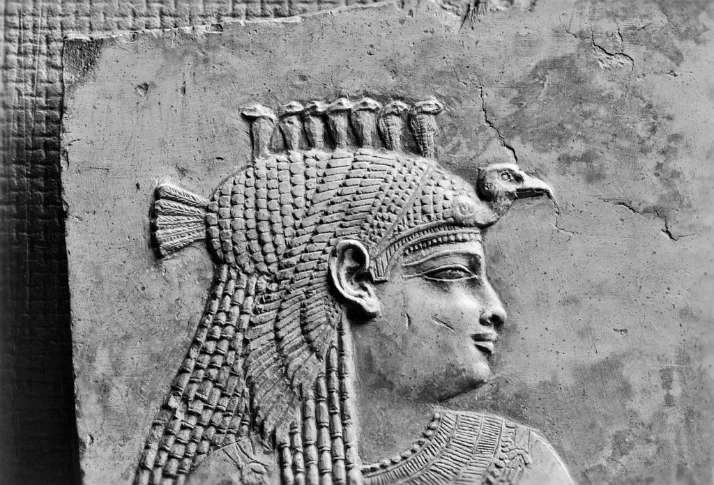 Egyptian_-_Sculptor's_Model_-_Queen_with_Vulture_Headdress_-_Walters_22275_-_Side_A_Detail