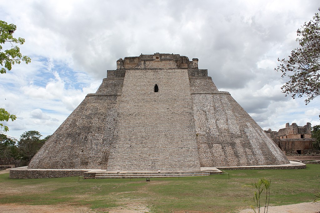 Uxmal,_Pyramid_of_the_Magician