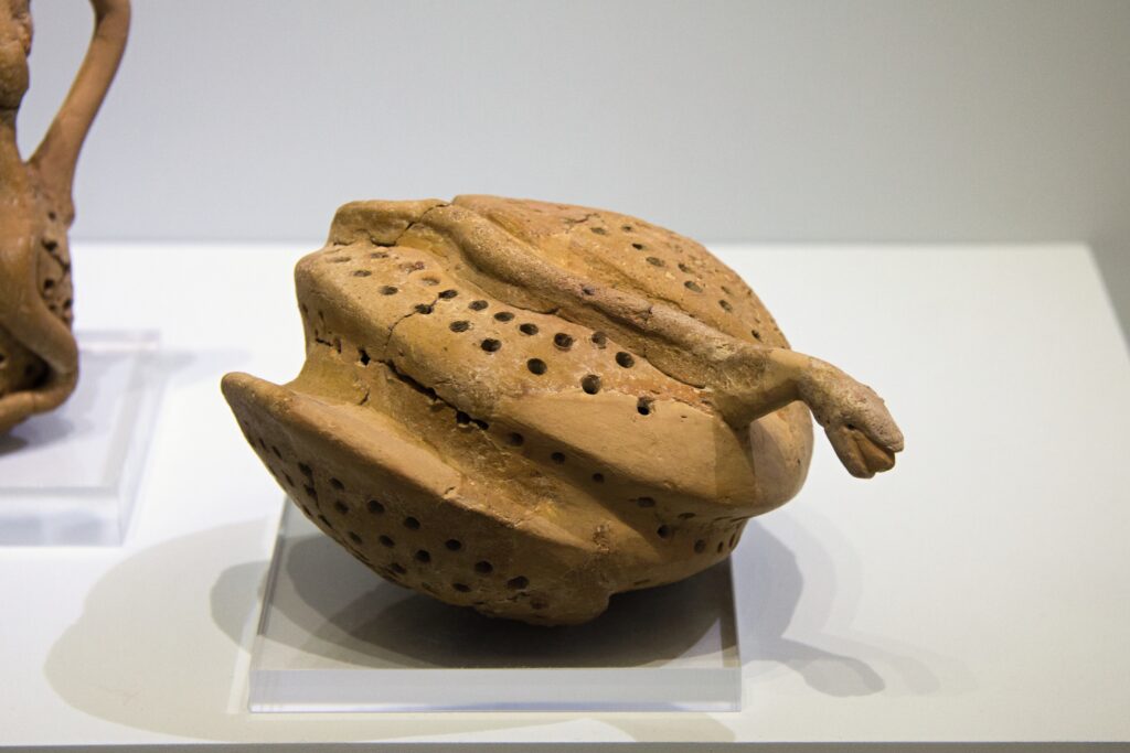 Sacred_serpent_vessel,_Knossos,_1700-1600_BC,_AMH,_145167